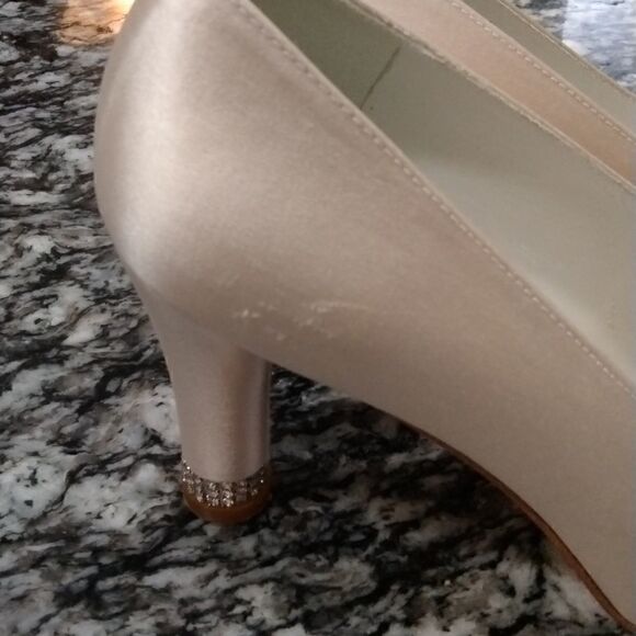 Stuart Weitzman - Picture 5 of 11